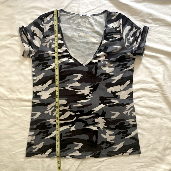 Camo Print Deep V-Neck Short Sleeve Tunic Shirt NWT - M - Picture 10 of 12